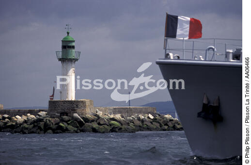 Navire militaire arrivant à Brest. - © Philip Plisson / Plisson La Trinité / AA06466 - Nos reportages photos - Brest