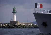 Military vessel arriving in Brest. © Philip Plisson / Plisson La Trinité / AA06466 - Photo Galleries - Cruiser
