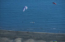 Kite surf en Camargue © Philip Plisson / Plisson La Trinité / AA06477 - Nos reportages photos - Sport nautique