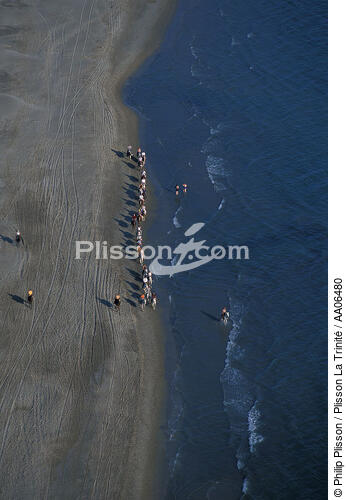 Promenade équestre sur la plage - © Philip Plisson / Plisson La Trinité / AA06480 - Nos reportages photos - Sport non nautique