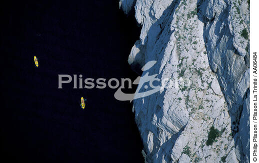 Kayacs le long de la falaise - © Philip Plisson / Plisson La Trinité / AA06484 - Nos reportages photos - Calanque