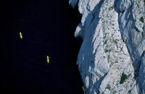 Kayacs le long de la falaise © Philip Plisson / Plisson La Trinité / AA06484 - Nos reportages photos - Sport nautique