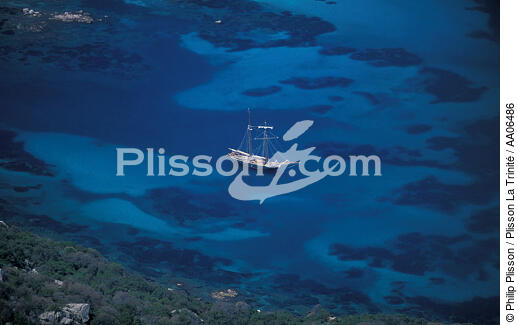 Voilier au mouillage. - © Philip Plisson / Plisson La Trinité / AA06486 - Nos reportages photos - Corse