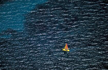 Dériveur sur les côtes corse. © Philip Plisson / Plisson La Trinité / AA06490 - Nos reportages photos - Dériveur