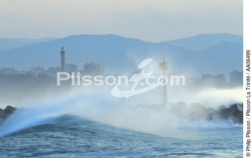 Vague sur la digue à Biarritz. - © Philip Plisson / Plisson La Trinité / AA06499 - Nos reportages photos - Aquitaine
