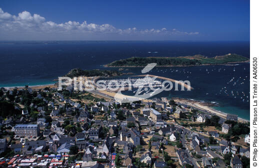 The port of Trébeurden and Milliau Island. - © Philip Plisson / Plisson La Trinité / AA06530 - Photo Galleries - Trébeurden