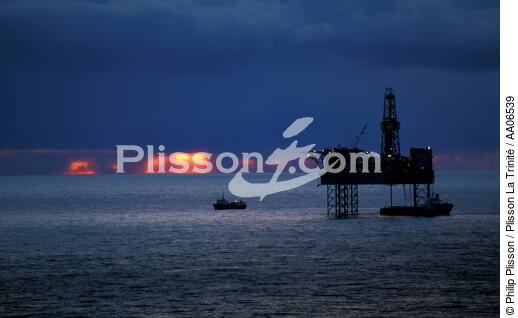 Plateforme pétrolière en Mer du Nord. - © Philip Plisson / Plisson La Trinité / AA06539 - Photo Galleries - Oil rig