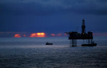 Plateforme pétrolière en Mer du Nord. © Philip Plisson / Plisson La Trinité / AA06539 - Nos reportages photos - Ecosse
