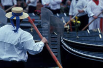 Gondolier à Venise. © Philip Plisson / Plisson La Trinité / AA06546 - Nos reportages photos - Homme
