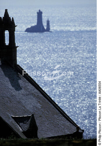 La chapelle de la pointe du Van et le phare de la Vieille. - © Philip Plisson / Plisson La Trinité / AA06554 - Photo Galleries - Van [Headland of]