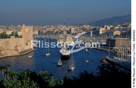 Le Belem dans le port de Marseille. - © Philip Plisson / Plisson La Trinité / AA06562 - Nos reportages photos - Grand voilier