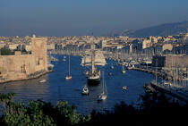 Le Belem dans le port de Marseille. © Philip Plisson / Plisson La Trinité / AA06562 - Nos reportages photos - Grand voilier