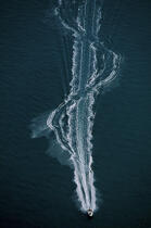 Ski nautique. © Philip Plisson / Plisson La Trinité / AA06565 - Nos reportages photos - Morbihan [Golfe du]