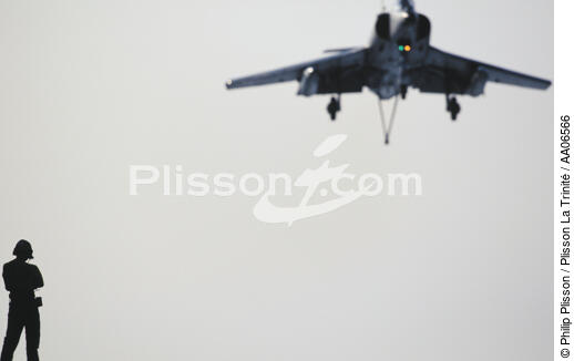 Avion à l'atterrissage sur un porte-avion. - © Philip Plisson / Plisson La Trinité / AA06566 - Photo Galleries - Military aircraft