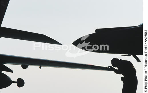 Manoeuvre sur un porte-avion. - © Philip Plisson / Plisson La Trinité / AA06567 - Photo Galleries - Military aircraft