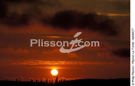 Calanais Standing Stones sur l'île de Lewis. - © Philip Plisson / Plisson La Trinité / AA06577 - Nos reportages photos - Coucher de soleil