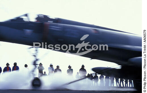 Décollage sur le porte-avion Clémenceau. - © Philip Plisson / Plisson La Trinité / AA06579 - Nos reportages photos - Transport aérien