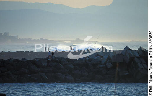 Pêche à la ligne sur la digue de Biarritz. - © Philip Plisson / Plisson La Trinité / AA06580 - Nos reportages photos - Ville [64]