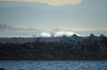 Pêche à la ligne sur la digue de Biarritz. © Philip Plisson / Plisson La Trinité / AA06580 - Photo Galleries - Wave
