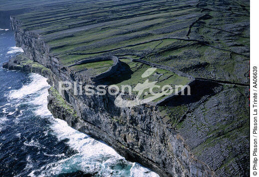 Les falaises d'Inishmore. - © Philip Plisson / Plisson La Trinité / AA06639 - Nos reportages photos - Iles d'Aran [les]