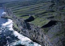 Les falaises d'Inishmore. © Philip Plisson / Plisson La Trinité / AA06639 - Photo Galleries - Site of interest [Ire]