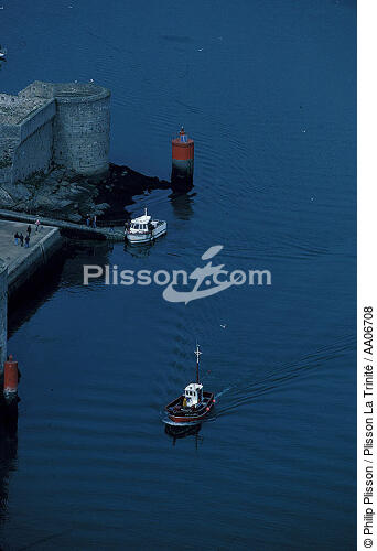 L'entrée du port de Concarneau. - © Philip Plisson / Plisson La Trinité / AA06708 - Photo Galleries - Buoys and beacons