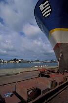 Bateau à sec dans le port de Concarneau. © Philip Plisson / Plisson La Trinité / AA06714 - Nos reportages photos - Pêche