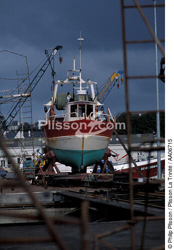 Petit chalutier en réparation. - © Philip Plisson / Plisson La Trinité / AA06715 - Nos reportages photos - Réparation navale
