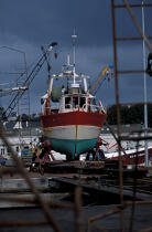 Petit chalutier en réparation. © Philip Plisson / Plisson La Trinité / AA06715 - Nos reportages photos - Pêche