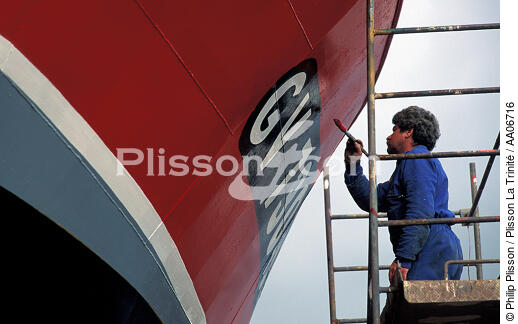 Coup de neuf pour ce chalutier du Guilvinec. - © Philip Plisson / Plisson La Trinité / AA06716 - Nos reportages photos - Réparation navale
