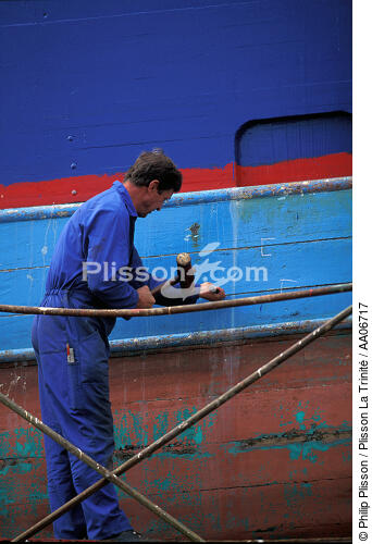 Réparation d'un bateau de pêche. - © Philip Plisson / Plisson La Trinité / AA06717 - Photo Galleries - Naval repairs