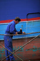 Réparation d'un bateau de pêche. © Philip Plisson / Plisson La Trinité / AA06717 - Nos reportages photos - Pêche