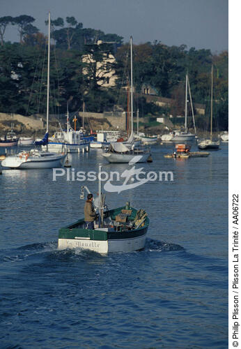 Canot de pêche remontant l'Odet. - © Philip Plisson / Plisson La Trinité / AA06722 - Nos reportages photos - Canot de pêche
