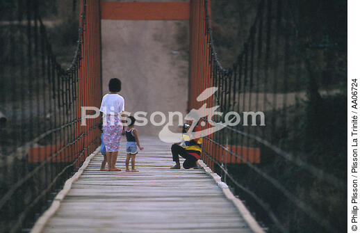 Séance photo sur un pont en Thaïlande. - © Philip Plisson / Plisson La Trinité / AA06724 - Nos reportages photos - Enfant