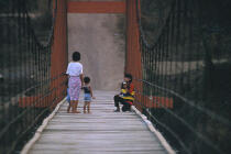 Séance photo sur un pont en Thaïlande. © Philip Plisson / Plisson La Trinité / AA06724 - Photo Galleries - Child