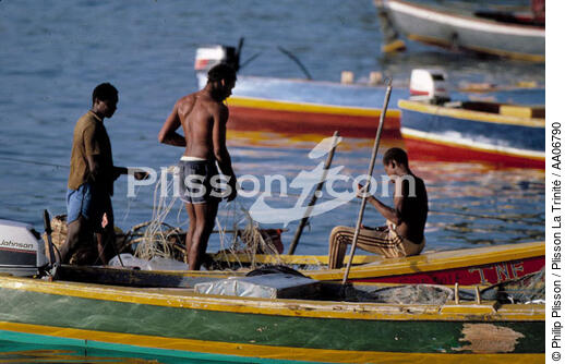 Pêcheur sur l'île de Grenade. - © Philip Plisson / Plisson La Trinité / AA06790 - Nos reportages photos - Activité maritime
