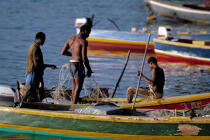 Pêcheur sur l'île de Grenade. © Philip Plisson / Plisson La Trinité / AA06790 - Nos reportages photos - Activité maritime