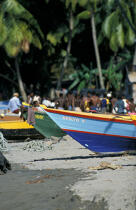 Canot de pêche sur la plage. © Philip Plisson / Plisson La Trinité / AA06792 - Nos reportages photos - Barque