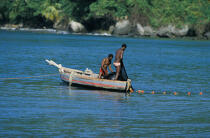 Pêcheur sur l'île de Grenade. © Philip Plisson / Plisson La Trinité / AA06794 - Nos reportages photos - Grenade [Ile de]