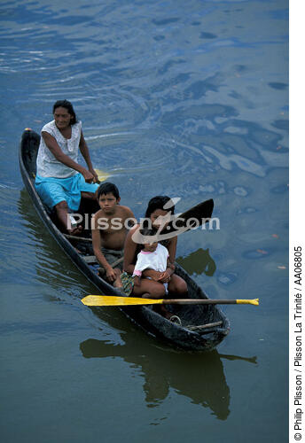 Famille en pirogue. - © Philip Plisson / Plisson La Trinité / AA06805 - Nos reportages photos - Femme