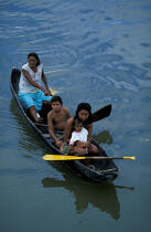 Famille en pirogue. © Philip Plisson / Plisson La Trinité / AA06805 - Nos reportages photos - Hydrologie