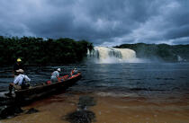 Visite des chutes en pirogue. © Philip Plisson / Plisson La Trinité / AA06808 - Photo Galleries - River [large]