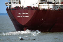 Cargo et pirogue sur l'Orénoque. © Philip Plisson / Plisson La Trinité / AA06809 - Nos reportages photos - Fleuve