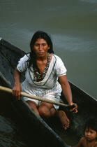 Vénézuelienne sur l'Orénoque. © Philip Plisson / Plisson La Trinité / AA06822 - Photo Galleries - River [large]