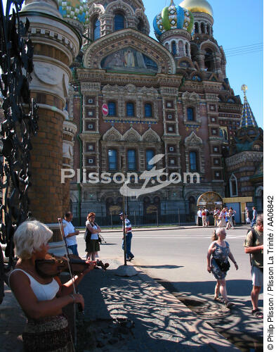 Dans les rues de Saint-Pétersbourg. - © Philip Plisson / Plisson La Trinité / AA06842 - Photo Galleries - Instrument