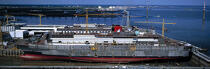 Le Queen Mary II en construction aux Chantiers de l'Atlantique. © Philip Plisson / Plisson La Trinité / AA06853 - Nos reportages photos - Pont suspendu