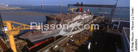 Construction du Queen-Mary II à Saint-Nazaire. - © Philip Plisson / Plisson La Trinité / AA06854 - Nos reportages photos - Construction navale