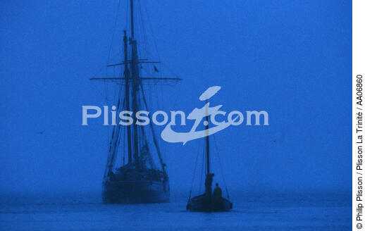 Early morning in Port-Rhu. - © Philip Plisson / Plisson La Trinité / AA06860 - Photo Galleries - Brest 96
