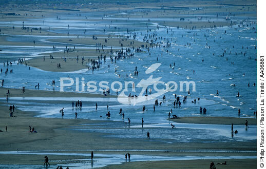 Bain de foule sur la plage de Ouistreham. - © Philip Plisson / Plisson La Trinité / AA06861 - Nos reportages photos - Ouistreham