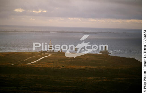 La Pointe du Raz, le phare de la Vieille et l'île de Sein. - © Philip Plisson / Plisson La Trinité / AA06873 - Nos reportages photos - Vieille [La]